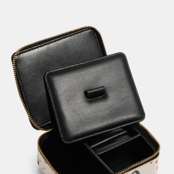💎Coach Jewelry Box with Hearts 💕 - Picture 3 of 4
